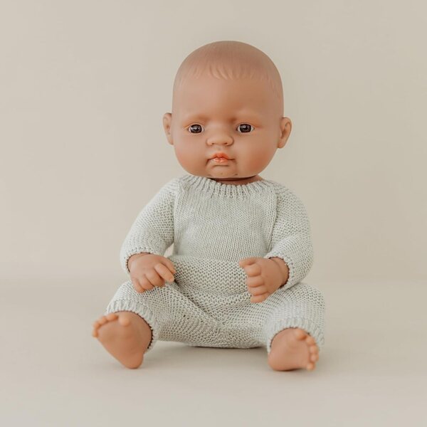 Grüner Miniland-Strickpyjama für 32-cm-Puppen aus umweltfreundlichen Recyclingfasern