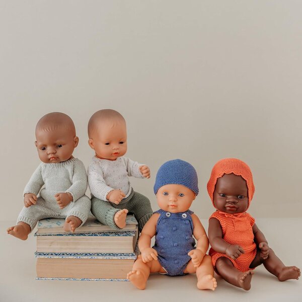 Grüner Miniland-Strickpyjama für 32-cm-Puppen aus umweltfreundlichen Recyclingfasern