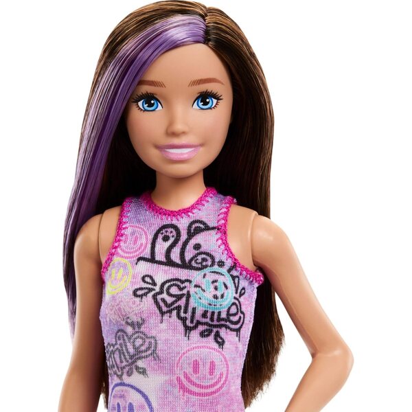 Barbie Skipper-Puppe mit buntem Kleid, Turnschuhen und Rucksack