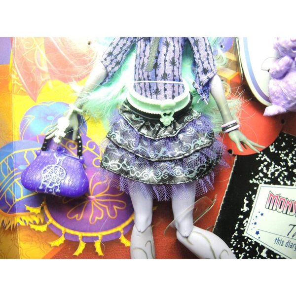 Monster High Twyla Doll figlia del Boogey Man con accessori e manto nero-viola