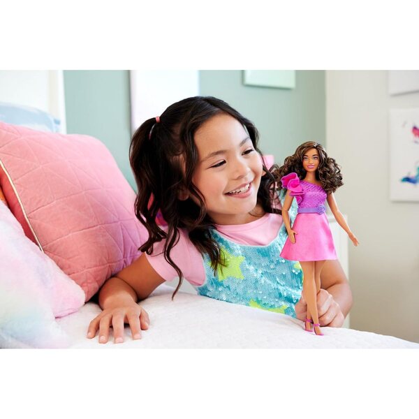 Barbie Fashionistas Puppe #225 mit kurvigem Körper, braunen Haaren und rosa Glitzerkleid