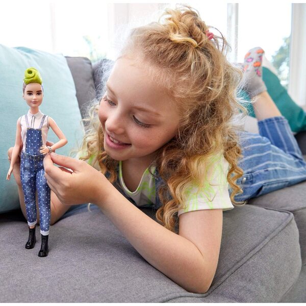 Barbie Fashionistas mit Irokesenkleid und Latzhose, Zierlich-Body und schwarzen Stiefeln