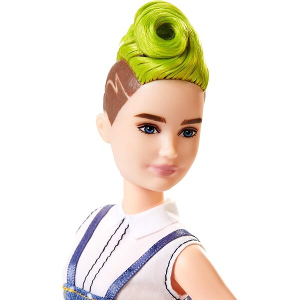 Barbie Fashionistas mit Irokesenkleid und Latzhose, Zierlich-Body und schwarzen Stiefeln