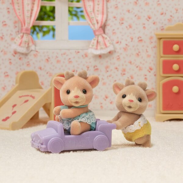 Sylvanian Families 5693 Rentier Zwillinge – Minipuppen mit Auto und beweglichem Kopf