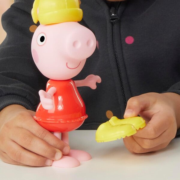 Peppa Pig divertimento nel vestirsi Figur 15 cm con 6 Accessori per Giorni di Pioggia e Neve