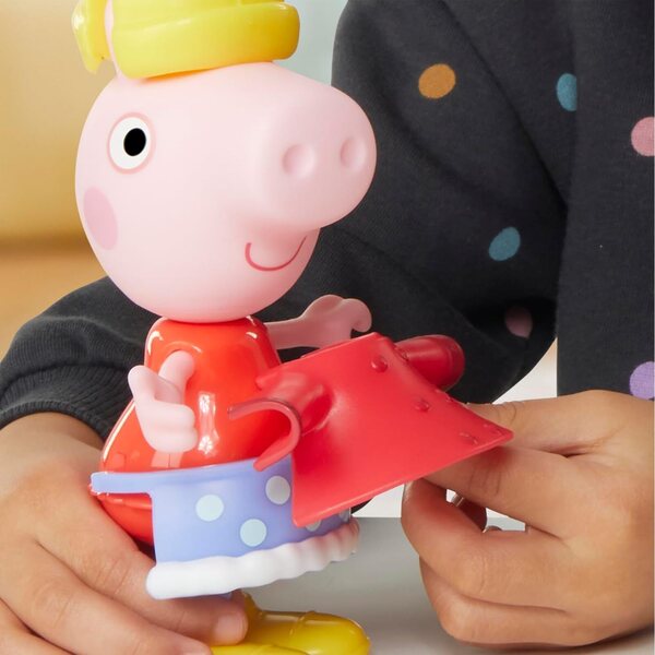 Peppa Pig divertimento nel vestirsi Figur 15 cm con 6 Accessori per Giorni di Pioggia e Neve