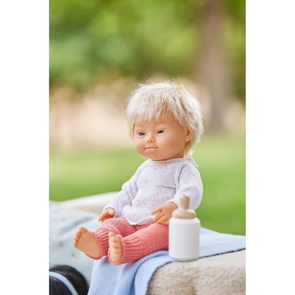 Miniland Pupa Europäisches Kind mit Down-Syndrom 38 cm aus weichem Vinyl