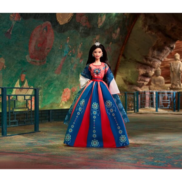 Barbie Lunar New Year mit Hanfu, inspiriert von den Dunhuang-Höhlenmalereien, elegant und sammelbar