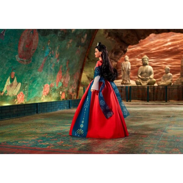 Barbie Lunar New Year mit Hanfu, inspiriert von den Dunhuang-Höhlenmalereien, elegant und sammelbar