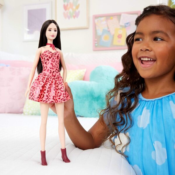 Barbie Fashionistas Puppe Nr. 246 in rosa Kleid mit gepunkteten und trendigen Accessoires
