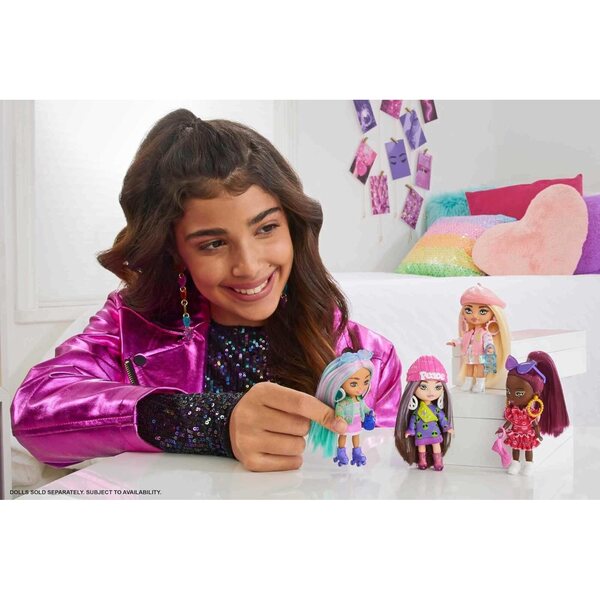 Barbie Extra Mini Minis Puppe mit Zubehör für Kinder ab 3 Jahren – rotes Outfit und rote Haare