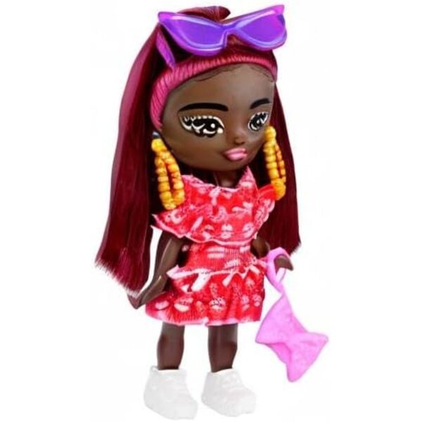 Barbie Extra Mini Minis Puppe mit Zubehör für Kinder ab 3 Jahren – rotes Outfit und rote Haare