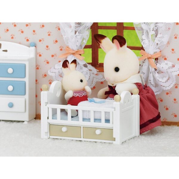 Sylvanian Families 5017 Baby Schokoladenhase mit Kinderbett und Zubehör für Puppen