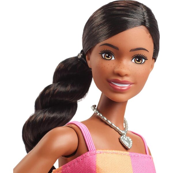 Barbie Life in the City mit 7 Teilen – Brooklyn-Puppe mit 2 Outfits und Accessoires