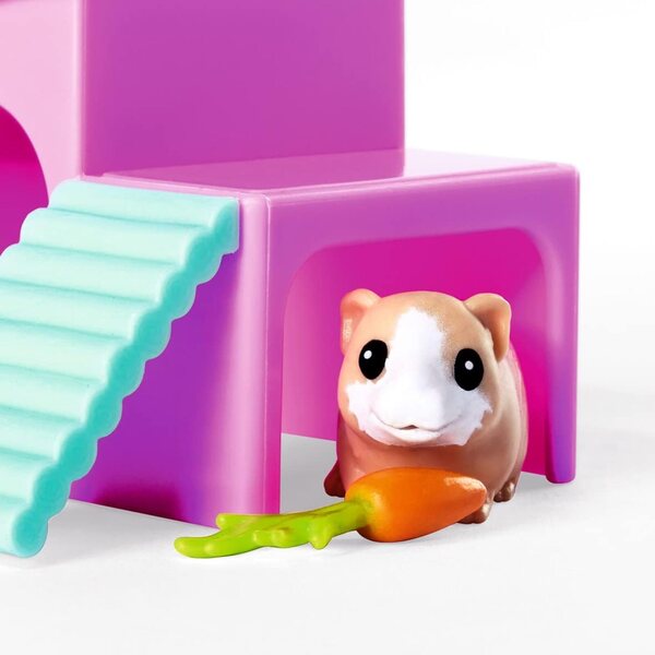 Evi Love Guinea Pigs 12cm con Due Porcellini, Casetta, Bottiglia e Carote per Bambini 3+