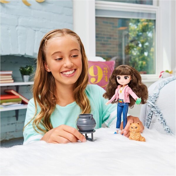 Wizarding World Harry Potter Hermine Granger Puppe mit 2 Outfits und 5 Accessoires