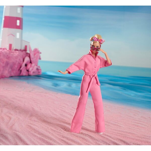 Barbie The Movie Margot Robbie Puppe mit rosa Overall und Original-Accessoires