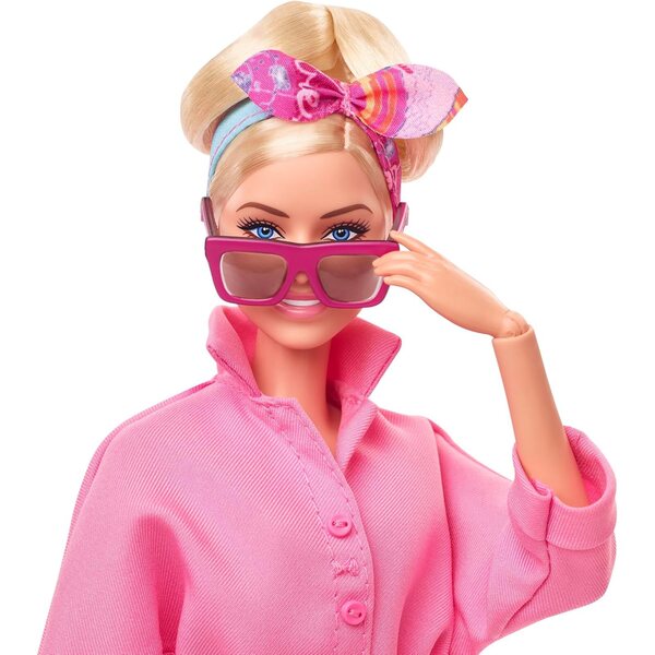 Barbie The Movie Margot Robbie Puppe mit rosa Overall und Original-Accessoires