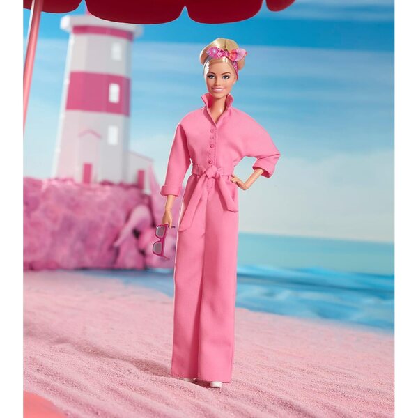 Barbie The Movie Margot Robbie Puppe mit rosa Overall und Original-Accessoires
