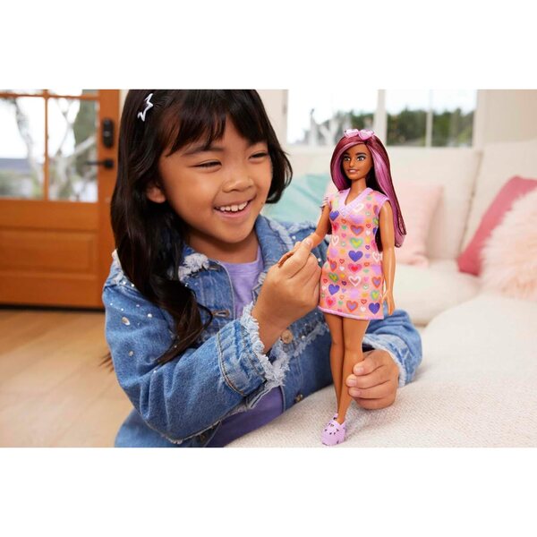 Barbie Fashionistas #207 mit rosa Pullover, Herzbrille und Plateauschuhen