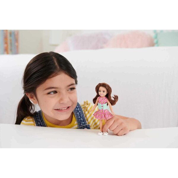 Barbie Chelsea – Bunte Puppe mit abnehmbarer Kleidung für kreatives Spielen