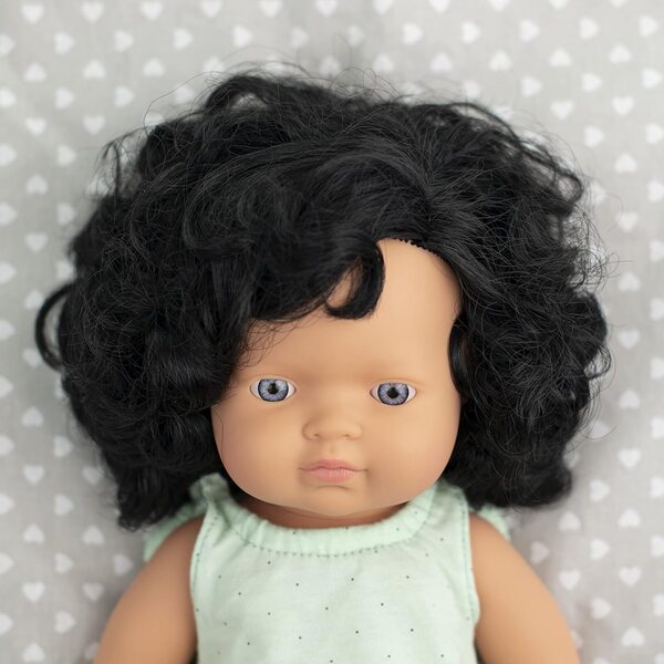 38 cm große Miniland-Puppe aus weichem Vinyl mit schwarzen Locken und Geschenkbox