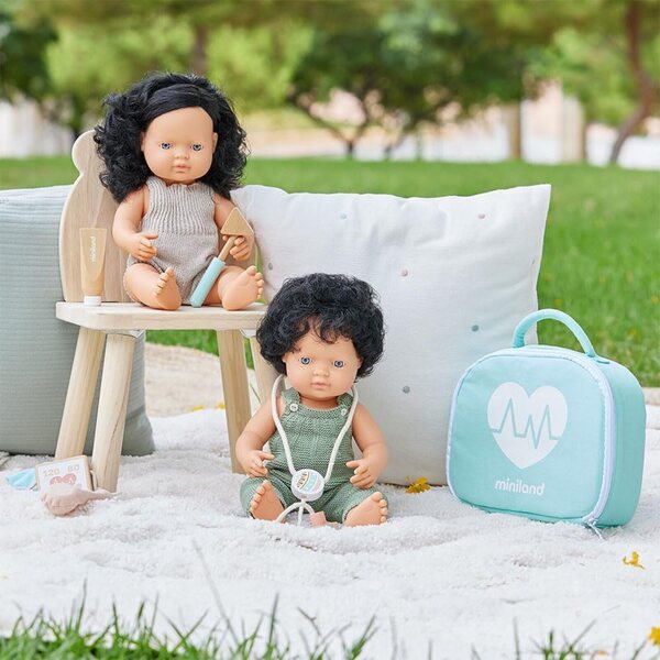 38 cm große Miniland-Puppe aus weichem Vinyl mit schwarzen Locken und Geschenkbox