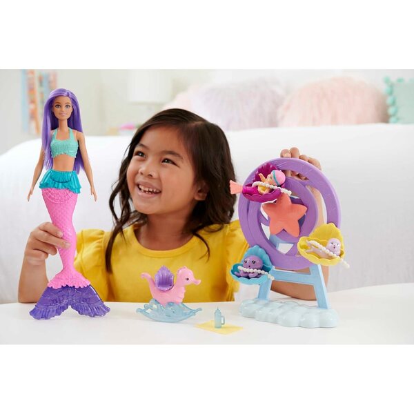 Set mit 2 Barbie Dreamtopia Kleine Meerjungfrau-Puppen mit lila Haaren und rosa Schwanz, ab 3 Jahren