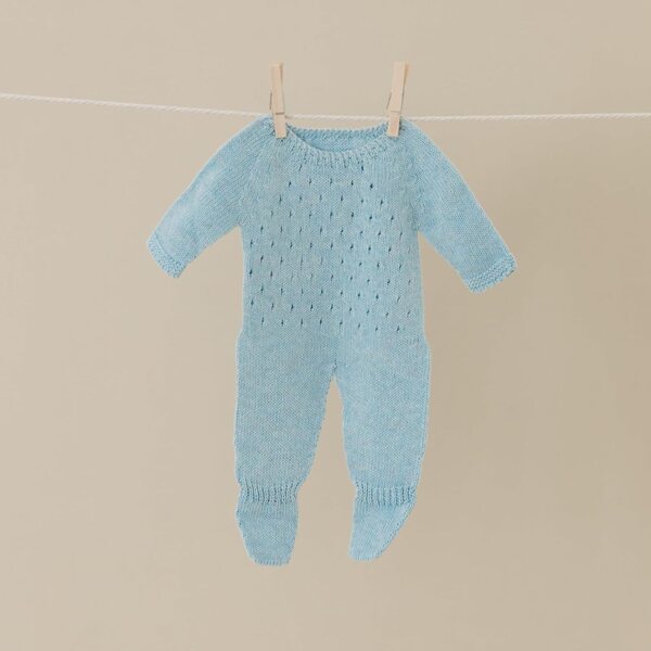 Miniland Strickpyjama blau für 38-cm-Puppen aus recyceltem Stoff, hergestellt in Spanien