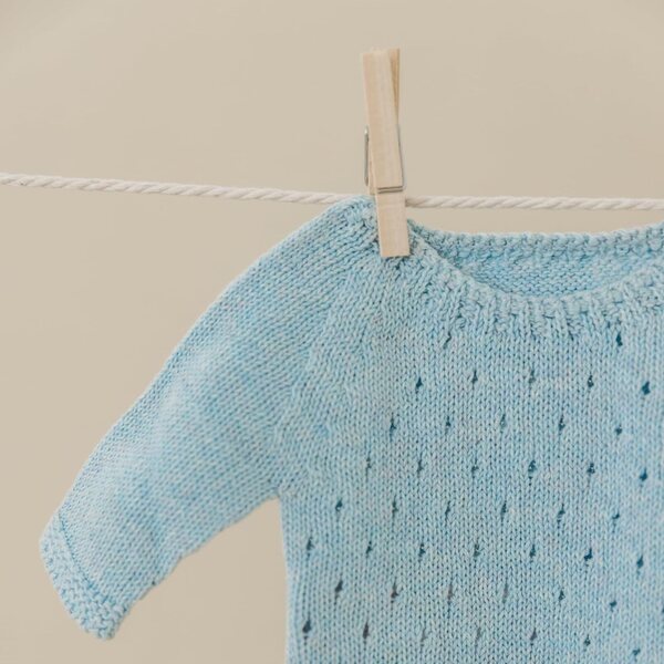 Miniland Strickpyjama blau für 38-cm-Puppen aus recyceltem Stoff, hergestellt in Spanien