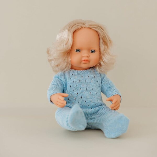 Miniland Strickpyjama blau für 38-cm-Puppen aus recyceltem Stoff, hergestellt in Spanien