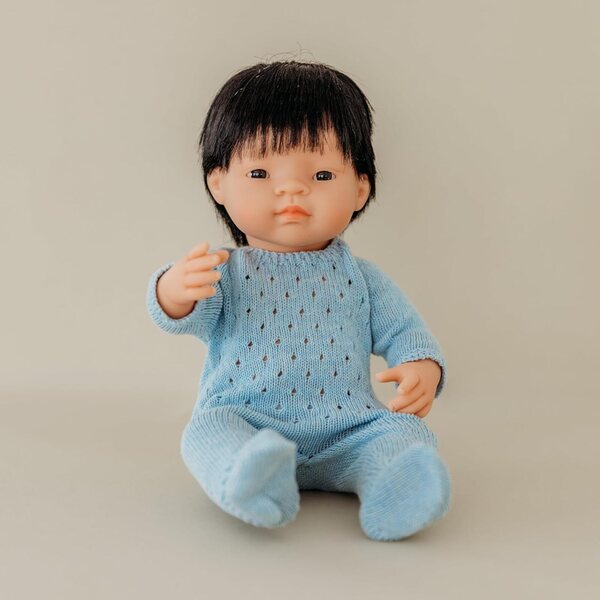 Miniland Strickpyjama blau für 38-cm-Puppen aus recyceltem Stoff, hergestellt in Spanien