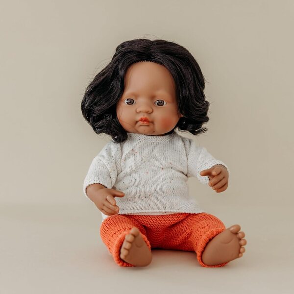Miniland Babypuppe Südamerikaner 38 cm aus weichem Vinyl, Vanilleduft