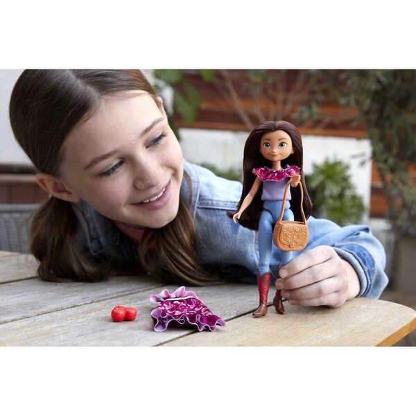 Spirit Untamed Lucky Doll e Fashion: Bambola da 17,78 cm con abiti e accessori a tema
