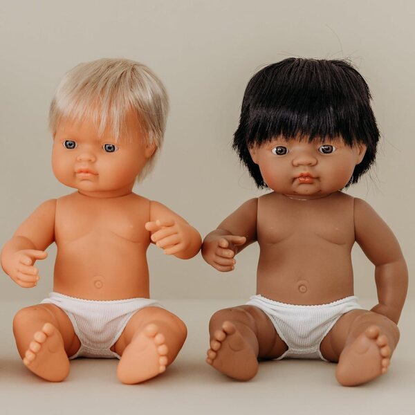 Miniland Babypuppe südamerikanischer Mann 38 cm aus weichem und flexiblem Vinyl