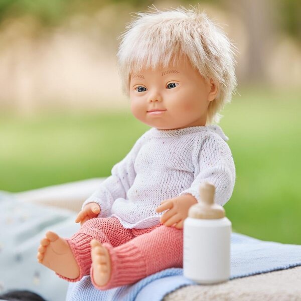 Miniland Europäische Kinderpuppe mit Down-Syndrom aus weichem Vinyl, 38 cm