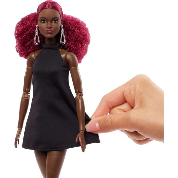 Barbie Basics Modell 3 mit lockigem Rotschopf, schwarzem Minikleid und Stiefeln – beweglicher Körper und austauschbarer Kopf