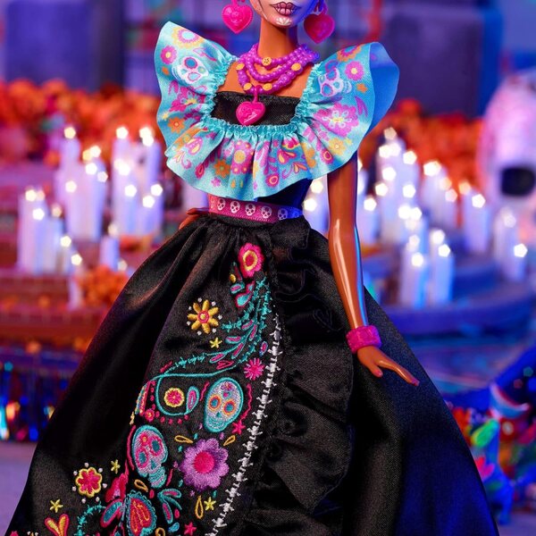 Barbie Signature 2024 Día De Muertos im schwarzen Kleid mit bunter Stickerei und festlichen Accessoires