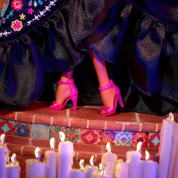 Barbie Signature 2024 Día De Muertos im schwarzen Kleid mit bunter Stickerei und festlichen Accessoires