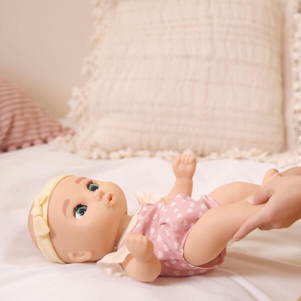 BE LOVED BABIES Gaby: 38 cm große Puppe mit weichem Körper, Accessoires und neutralem Look für Kinder ab 18 Monaten