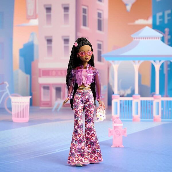 Barbie Signature My Scene Jai mit 2000er-Jahre-Outfit und Modeaccessoires