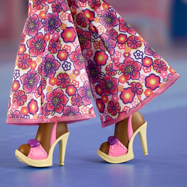 Barbie Signature My Scene Jai mit 2000er-Jahre-Outfit und Modeaccessoires