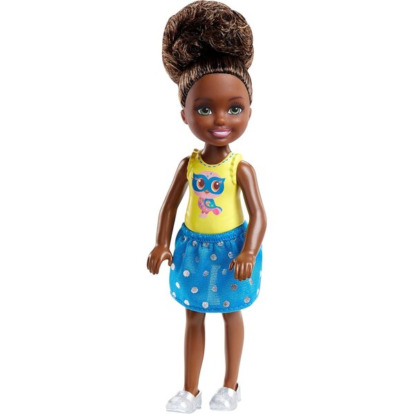 Barbie Dreamtopia Chelsea 15 cm mit gepunktetem Kleid und silbernen Schuhen