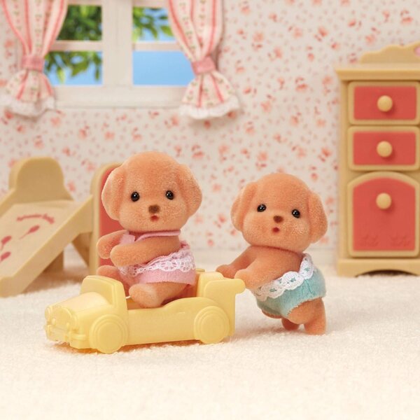 SYLVANIAN Families Gemelli Barboncini con Locomotiva e Pigiami Staccabili