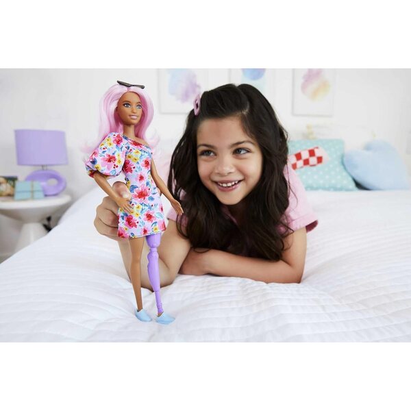 Barbie Fashionistas mit Beinprothese, rosa Haaren und trendigen Outfits für Kinder