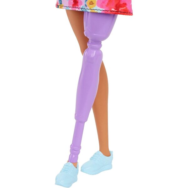 Barbie Fashionistas mit Beinprothese, rosa Haaren und trendigen Outfits für Kinder