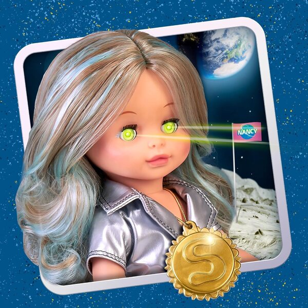 Nancy Selene Collection 1981 – Space Babe mit leuchtendem Medaillon und metallischer Kleidung