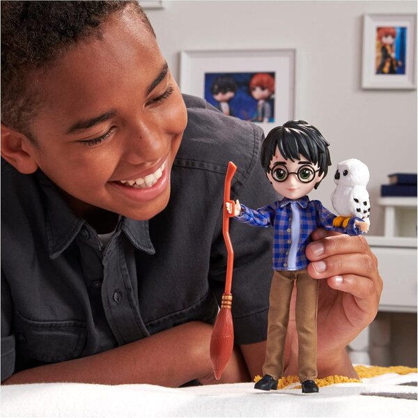 Harry Potter Puppe 20 cm mit magischem Zubehör: Pullover, Umhang, Zauberstab und mehr