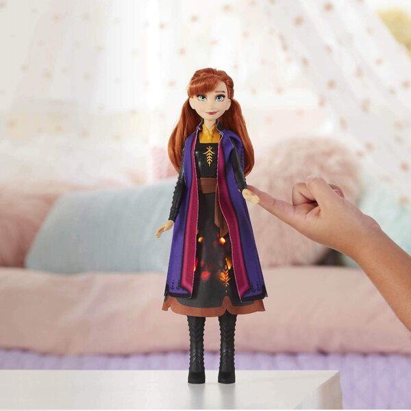 Hasbro Disney Frozen Anna mit leuchtendem Kleid, inspiriert von „Die Eiskönigin 2“, Puppe für Kinder ab 3 Jahren