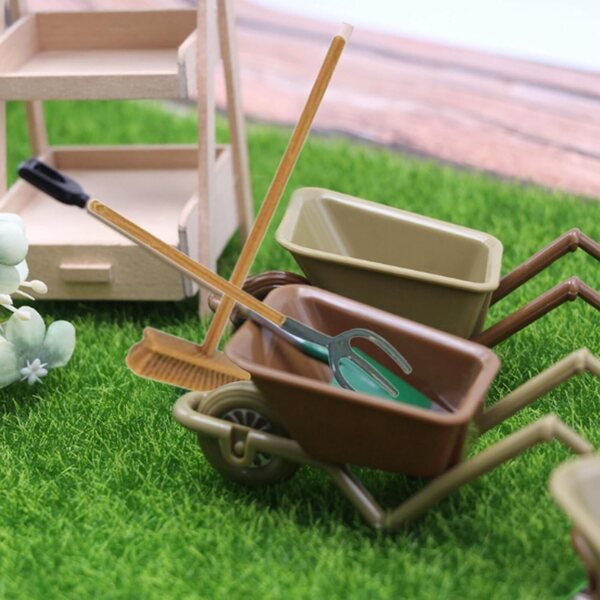 Set van 6 stuks Poppenhuis miniatuuraccessoires: kruiwagen, bezem, vork, grasmaaier